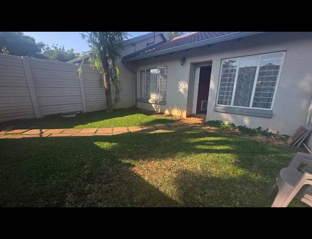 2 BEDROOM TOWNHOUSE FOR SALE IN ROOIHUISKRAAL NORTH